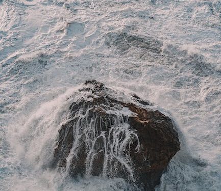 Beachy Waves: Effortless Styles for Laid-Back Elegance